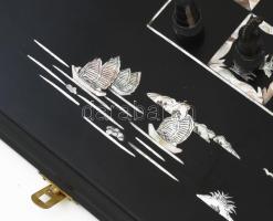 Nagyméretű gyöngyház berakásos japán sakktábla, hátoldalán ostáblával. Teljes figura- és korongkészl...