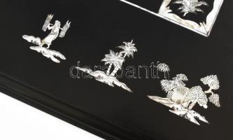 Nagyméretű gyöngyház berakásos japán sakktábla, hátoldalán ostáblával. Teljes figura- és korongkészl...