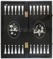 Nagyméretű gyöngyház berakásos japán sakktábla, hátoldalán ostáblával. Teljes figura- és korongkészl...