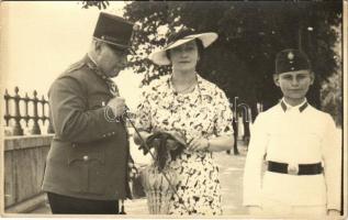 Magyar őrnagy úr és az utánpótlás, kiskatona / Hungarian military officer and cadet. photo