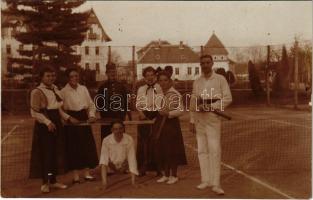 Teniszezők katonával / Tennis players with soldier, sport photo (gyűrődés / crease)