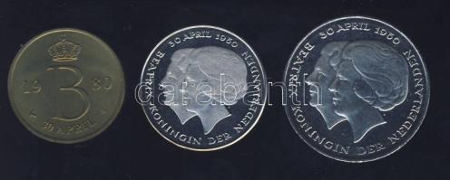 Hollandia 1980. 1G + 2 1/2G + zseton "Beatrix királynő felavatása" szettben T:BU Díszdobozban, tanúsítvánnyal!