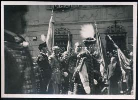 1938 Budapest, megyék küldöttei a körmenetben, díszmagyarban, hátoldalon feliratozott fotó, 6×9 cm