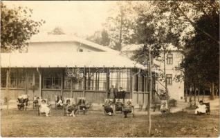 Balatonlelle, szálloda udvara napágyban pihenő vendégekkel. Szitovszky Jánosné fényképész, photo (EK)