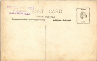 Balatonlelle, szálloda udvara napágyban pihenő vendégekkel. Szitovszky Jánosné fényképész, photo (EK...