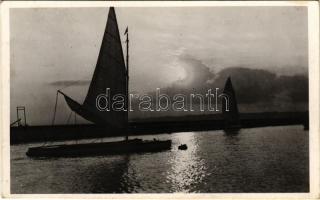 1939 Balatonkenese, Székesfővárosi Alkalmazottak segítőalapja üdülőtelepe, esti hangulat a Balatonon, vitorlás