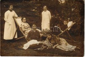 1916 Kolozsvár, Cluj; Ideggyógyintézet udvara orvossal és ápolónővel / garden of the psychiatric hospital, doctor, nurse. photo