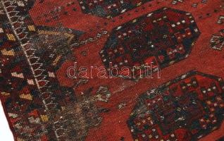 Türkmén Szárik küszöbszőnyeg. cca 1820-1860, sérülésekkel, 100x70 cm. 

///

"Felvetője nat...