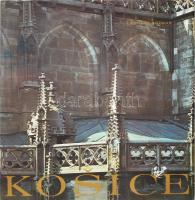 Ladislav Rozman: Kosice. [Kassa] fotóalbum. H.n., 1979. Vydavatelstvo Osveta. Fekete-fehér és színes fotókkal gazdagon illusztrálva. Szlovák nyelvű képleírásokkal, külön füzetben 5 nyelvű összefoglaló. Kiadói egészvászon-kötés.