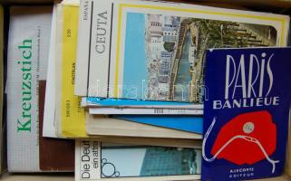 Sok száz megiratlan szines modern főleg külföldi városképes lap sok tengerentúlival, hozzá térképek, utazási prospektusok, nagy cipős dobozban