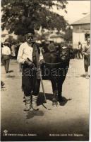 Lukovit, Marktscene Nord-Bulgarien / Észak-Bulgária, piac jelenet, gazda sétabottal és láncon ökörrel / Bulgarian folklore, market