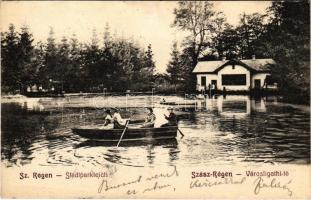 1906 Szászrégen, Reghin; Városligeti tó, csónak. Gust. Rösler kiadása / Stadtparkteich / lake, boat + &quot;SZÁSZRÉGEN-KOCSÁRD SZ.&quot; vasúti mozgóposta