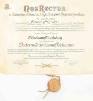 1930 Szeged, a Ferenc József Tudományegyetem által kiállított politikatudományi doktori diploma, Markóczy Miklós részére, Kováts Ferenc (1873-1956) gazdaságtörténész, az egyetem rektora, ill. balásfalvi Kiss Albert (1874-1937) jogász, a jogi kar dékánjának autográf aláírásával, fatokos függőpecséttel, 80f okmánybélyeggel. Feltekerve, kisebb lapszéli sérülésekkel, folttal, 66x50 cm