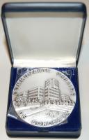 Franciaország 1994. "Bordeaux-i városi közösségtől Lippai Pálnak, Szeged polgármesterének" nagyalakú, ezüstözött Br emlékérem T:1 Eredeti díszdobozban!