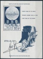 Neil Armstrong (1930-2012), amerikai űrhajós aláírása belga Holdraszállás bélyegblokkon / signature of Neil Armstrong (1930-2012) American astronauts on minisheet.