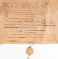 1932 A Budapesti Tudományegyetem Közgazdaságtudományi Kara által kiállított doktori diploma, Grosschmid Lajos (1886-1940) matematikus, egyetemi tanár, a kar dékánjának autográf aláírásával, fatokos függőpecséttel, 10P okmánybélyeggel. Feltekerve, sérülésekkel, 62x42 cm