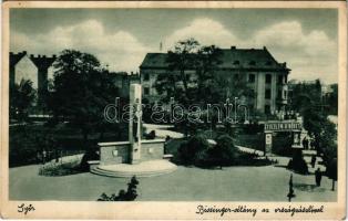 1937 Győr, Bisinger sétány az Országzászlóval, Apollo mozi kapuja "Gyűlölöm a nőket" reklámmal (EK)