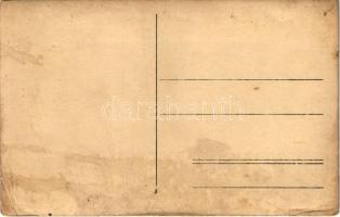 Osztrák-magyar katonák téli bundában, némelyik sapkán sapkajelvényekkel / WWI K.u.K. military, soldi...