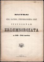 1870 A nyitrai róm. kathol. főgymnasiumba járó ifjuságnak érdemsorozata az 1869-70-iki tanévben. Nyitra, 1870, Szigler Testvérek-ny., (12) p. Fűzve, kis sérülésekkel, középen hajtott.