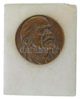 Lajos József (1936-) DN Lenin bronz emlékérem sérült márvány talapzaton (46mm, talapzat: 88x70x31mm) T:XF