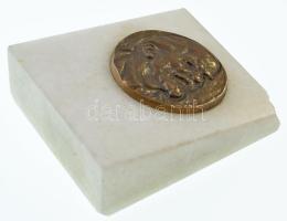 Lajos József (1936-) DN "Lenin" bronz emlékérem sérült márvány talapzaton (46mm, talapzat:...