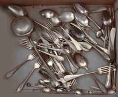 Doboznyi fém régiség tétel, közte értékes WMF és Berndorf darabokkal