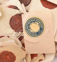 Viaszpecsét-gyűjtemény, kb. 120 db, többségében valószínűleg XIX. sz., állami hivatali, ügyvédi pecs...