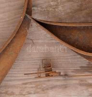 Bátai István Mózes: Objet trouvé kompozíció (cím nélkül). Formált és alakra vágott vasformák, fatábl...