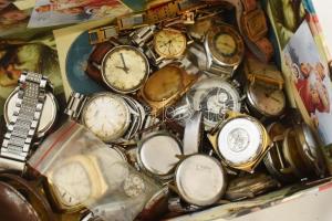 40 darabos óra gyűjtemény nagyrészt mechanikus órákkal, nagyrészt alkatrésznek, vagy javítani sok ér...