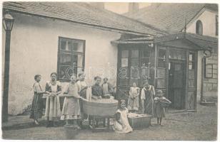 Ivano-Frankivsk, Stanislawów, Stanislau; Mädchen bei der Wäsche im Kinderheim / girls doing laundry at the children's home (EK)