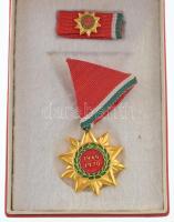 7db klf szocialista emlékérem, kitüntetés, közte ~1950. "A Szövetkezeti Ipar Kiváló Dolgozója&q...