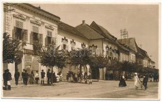 Beszterce, Bistritz, Bistrita; tér, üzlet / square, shop. Fritz Römischer photo (vágott / cut)