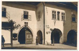 Beszterce, Bistritz, Bistrita; Piata Regele Ferdinand I / König Ferdinand I. Platz / Ferdinánd király tér, üzlet / square, shop. Fritz Römischer photo (vágott / cut)