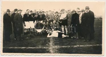 1933 Chernivtsi, Czernowitz, Cernauti, Csernyivci (Bukovina, Bukowina); RIPENSIA Temesvár - Czernowitz (8:1) labdarúgó mérkőzés, focisták / Ripensia Timisoara - Czernowitz football match. photo (11,7 x 6,1 cm) (fl)