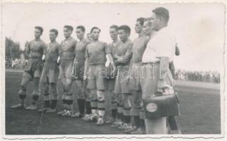 1933 RIPENSIA Temesvár - FC Rapid Bucuresti (2:0) labdarúgó mérkőzés, focisták / Ripensia Timisoara - FC Rapid Bucuresti football match. photo (13,4 x 8,2 cm) (fa)