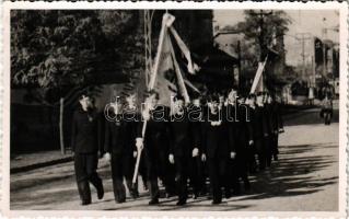 1942 Levente katonák felvonulása zászlókkal. photo