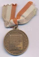 Olaszország 1964. "Az ellenállás 20. évfordulójára" bronz emlékérem szalaggal (32mm) T:AU
...