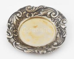Ezüst(Ag) gazdagon díszített tálca, jelzett, d: 18,5 cm, nettó: 149 g