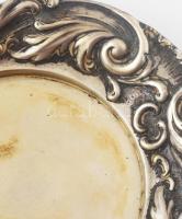 Ezüst(Ag) gazdagon díszített tálca, jelzett, d: 18,5 cm, nettó: 149 g