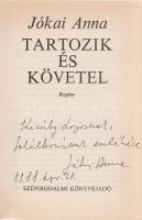 Jókai Anna: Tartozik és követel. Regény. (Dedikált.) [Budapest], (1984). Szépirodalmi Könyvkiadó (Alföldi Nyomda, Debrecen). 273 + [7] p. Dedikált: ,,Király Lajosnak, találkozásunk emlékére Jókai Anna. 1988 ápr. 21&quot;. A kötet első kiadása 1970-ben jelent meg, az írónő harmadik köteteként. Példányunk az 1984. évi ötödik kiadásból való. Prov.: Király Lajos (Király Lajos (1947-2021) költő, szerkesztő, műfordító, a Krúdy Kör elnöke.] Illusztrált kiadói egészvászon kötésben, színes, Pap Klára rajzával illusztrált kiadói védőborítóban. Jó példány.