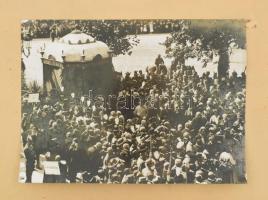 1896 Budapest, milleniumi ünnepség rendőrökkel, egyenruhásokkal, beazonosítandó személyekkel, fotó, felső része kartonra kasírozva, alatta kartonra ragasztca ezredéves országos kiállítás megnyitó reklámja, fotó méret: 18x25 cm