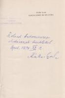 Kállai Gyula: Szocializmus és kultúra. (Budapest), 1962. Gondolat Kiadó (Franklin-ny.) 412 p. Egyetlen kiadás. Dedikált: ,,Roland Antoniewicz elvtársnak tisztelettel: Kállai Gyula. Bpest, 1979. XII. 12.&quot; Kállai Gyula miniszterelnökhelyettes elvtársnak, a Hazafias Népfront Országos Tanácsának örökös elnökének beszédei és vezércikkei 1957-1962 között. Kállai elvtárs kezdeményezésére indították meg a Nagy Imre-pert, a kötet első írását az 1956-as forradalom ellen irányuló ingerült düh határozza meg, a nyugati imperialista összeesküvés és a fasiszta revízió állandó emlegetésével. A többi írásban inkább kulturális területre koncentrál: írói egyleteket nyit meg, kitűzi a szocialista realizmus megteremtésének célját az összes művészeti ágban, nevel, eligazít, irányt mutat az Aczél György előtti időszak kulturális főtényezője. Kötetünkből a 20. ív hiányzik. A címoldalon, az előzékeken és a belív számos oldalán régi tulajdonosi bélyegzés. Prov.: Roland Antoniewicz. [Antoniewicz Roland [1946-] lengyel-magyar-örmény identitású újságíró, író, színész, televíziós műsorszerkesztő, kommunista, később kommunistaellenes munkásságáról ismert grafikus, a Lengyel-Magyar Baráti Társaság egyik alapítója, a rendszerváltás előtt az ellenzéki magyar és lengyel filmes és művészvilág számos tagjához baráti szálak fűzték. 1989-1992 között ellentmondásos szerepekben feltűnt politikai szereplő, közéleti tevékenysége mai napig viták tárgya.] Kiadói egészvászon kötésben. Jó példány.