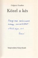 Galgóczi Erzsébet: Közel a kés. [Novellák.] (Dedikált.) (Budapest, 1978). Szépirodalmi Könyvkiadó (Dabasi Nyomda). 261 + [3] p. Egyetlen kiadás. Dedikált: ,,Regina néninek nagy szeretettel: Erzsi. 1978. ápr. 21". Huszárik Zoltán által tervezett, illusztrált kiadói egészvászon kötésben és kiadói védőborítóban. Jó példány.