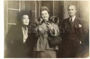 Tőkés Anna, Uray Tivadar és Sulyok Mária, Méreiné Wellesz Ella hátán pecséttel jelzett vintage színházi jelentfotóján, a Nemzeti Színház 1947-es Romok c. előadásán 9x14 cm