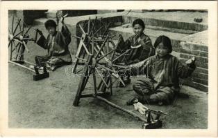 Xianxian, Sienhsien, Sien-Hsien; Chinesische Mission von Sien-Hsien. Waisenmädchen beim Spinnen von Rohseide / Chinese mission, orphan girls spinning raw silk
