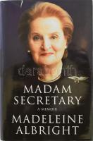 Madeleine Albright: Madam Secretary. Kiadói kartonált papírkötés, kiadói papír védőborítóban. MacMillan, 2004. 362p. Madeleine Albright (1937-2022) az Egyesült Államok külügyminisztere által DEDIKÁLT példány.  Madeleine Albright nyolc éven át az első és a második Clinton-évben megismerkedett a közelmúlt leglenyűgözőbb és legvitatottabb epizódjaival. Üdítően őszinte memoárja eleveníti meg a világ vezetőit, akikkel együtt dolgozott, és saját magánéletének örömeit és nehézségeit: lányait, házasságának fájdalmas felbomlását és zsidó nagyszülei sorsának késői felfedezését. A nyilvánosságot és a magánéletet, a nemzetit és az intimitást összefonó Madam Secretary értékes hozzájárulás a politikatörténethez, és a maga nemében klasszikussá válik. ,,Ez az amerikai történelem legmagasabb rangú nőjének emlékiratának kiválóságának jele. . . hogy nem írhatta egy férfi. . . Ms. Albright hiteles hangja élénk. . . [egy] szokatlanul őszinte könyv Jonathan Mirsky, Spectator. Kiadói kartonált papírkötésben, kartonált védőborítóval.