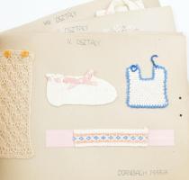 cca 1960 Dornbach Mária: Tanmenet. Kézimunka tanításhoz házilag készített táblák, rajta kézimunkákka...