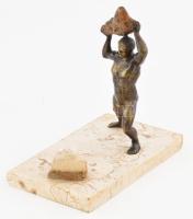 A sziklahajító. Bronz figura, márvány talapzaton, ásvány applikációval. Jelzés nélkül, talapzaton sé...