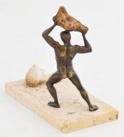 A sziklahajító. Bronz figura, márvány talapzaton, ásvány applikációval. Jelzés nélkül, talapzaton sé...
