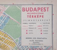 Budapest belterületének térképe utcanévjegyzékkel, Horthy Miklós körtérrel, Mónus Illés rakparttal és Marx Károly térrel (1938/1948). Budapest, 1938 [1948]. Aczél Testvérek - Közlekedési Nyomda Kft. Színes térkép, mérete 475x660 mm egy 495x685 mm méretű térképlapon. Színes térképünk igen izgalmas dokumentum a koalíciós idők végéről. A XIV kerületre osztott Budapest térképének hátoldalán utcanévjegyzék, a feltüntetett téves évszámjelölés szerint az utcanévjegyzék frissítése 1938 márciusában zárult le. Ez nyilvánvaló tévedés. A térképoldalon egyszerre jelennek meg a Horthy-korszakból ismerős topográfiai nevek: Horthy Miklós híd [ma: Petőfi híd], Horthy Miklós körtér [Móricz Zsigmond körtér], Horthy Miklós út [Bartók Béla út], illetve a XIII. kerület városrészi megnevezése Horthy Miklósné Purgly Magdolna után Magdolnaváros (a későbbi Angyalföld helyett). A térképen a tágabb értelemben vett Belváros valamennyi hídja áll a Horthy Miklós hídtól a Margit hídig, az Árpád híd csak tervezetében jelölve. A körutak eredeti nevüket viselik (Erzsébet körút, Margit körút), de mindenképpen feltűnő a Nyugati pályaudvar terének Marx tér (!) néven való megnevezése, a Margit körút Mártírok útjára, a Károly körút Somogyi Béla útra, a Kiskörút Lánchídhoz vezető szakaszának József Attila utcára, a budai rakpart egy részének Mónus Illés rakpart névre való átkeresztelése. A kerületek különböző színnel jelölve, a vasúti, villamos- autóbusz- és HÉV-hálózat feltüntetve, a kórházak, színházak, a múzeumok és a keresztény templomok kiemelve. Mindent összevéve úgy gondoljuk, hogy kuriózumszámba menő térképünk a várost és közlekedési hálózatát valóban 1938. évi állapotában ábrázolja, de az 1945. évi utcanév-átnevezések közül a szerkesztő által legfontosabbnak vélteket már a térképoldalon is feltüntették - az Erzsébet tér Sztálin térre való átnevezését (1946) viszont a térkép nem látszik tudomásul venni. A hátoldalon az utcanévjegyzék lezárásának évszáma kézzel javítva. Fabó-Holló 3319. Jó állapotú térkép, a hajtások mentén apró szakadásnyomokkal.
